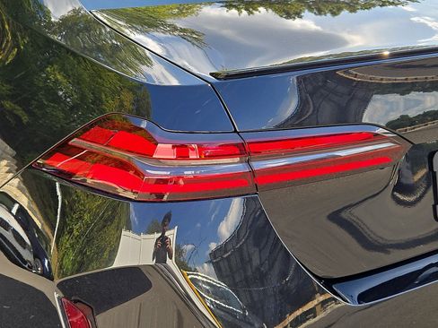 Used 2025 BMW M5 w/ Executive Package image 10