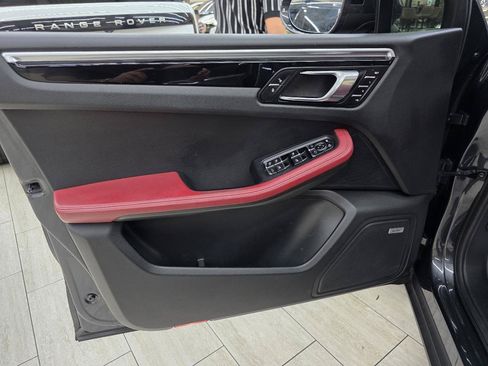 Used 2018 Porsche Macan AWD/4WD image 38