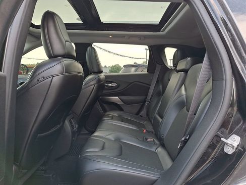 Certified 2019 Jeep Cherokee Latitude Plus w/ Comfort/Convenience Group AWD/4WD image 10