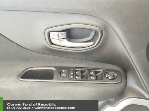 Used 2019 Jeep Renegade Latitude AWD/4WD image 18