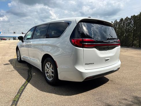 Used 2026 Chrysler Pacifica Select FWD image 4