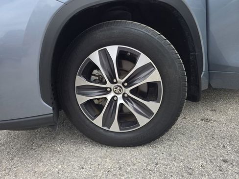 Used 2021 Toyota Highlander XLE image 30