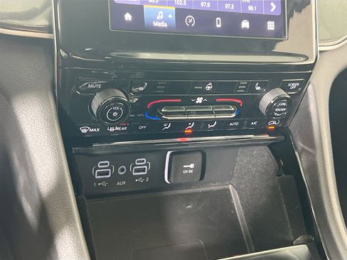 Used 2022 Jeep Grand Cherokee Laredo w/ Luxury Tech Group I image 15