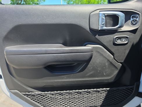 Used 2024 Jeep Gladiator Sport AWD/4WD image 16
