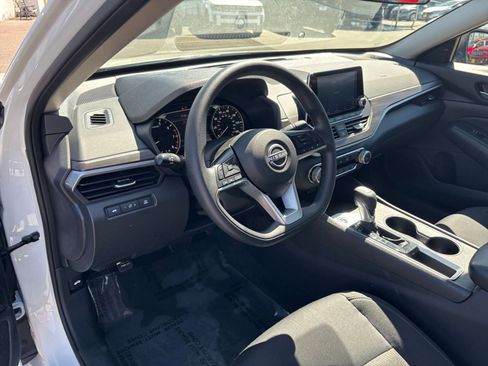 Used 2025 Nissan Altima 2.5 SV FWD image 34