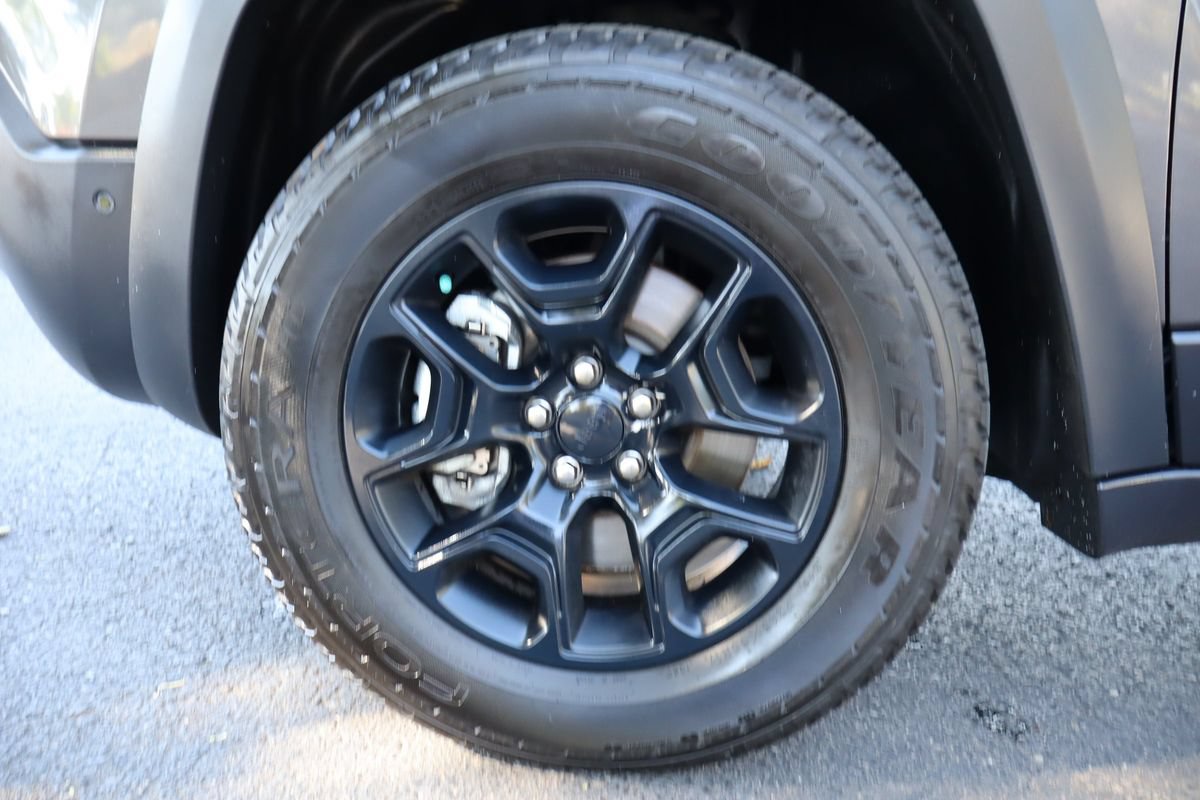 Used 2020 Jeep Cherokee Trailhawk w/ Technology Group AWD/4WD image 42