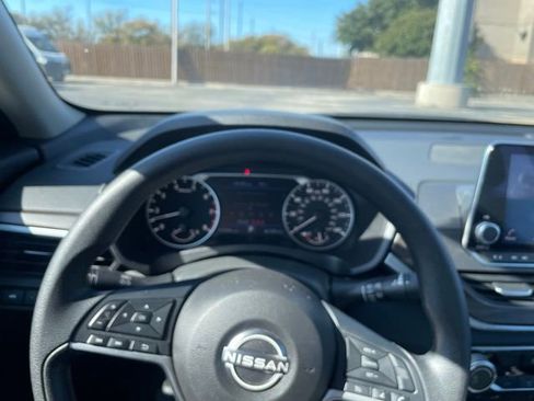 Used 2024 Nissan Altima 2.5 SV image 11