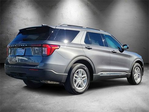 Used 2025 Ford Explorer Active image 3