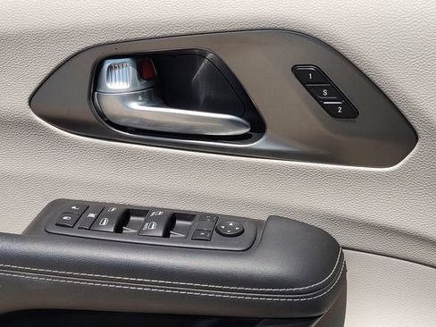 Used 2024 Chrysler Pacifica Touring-L FWD image 20