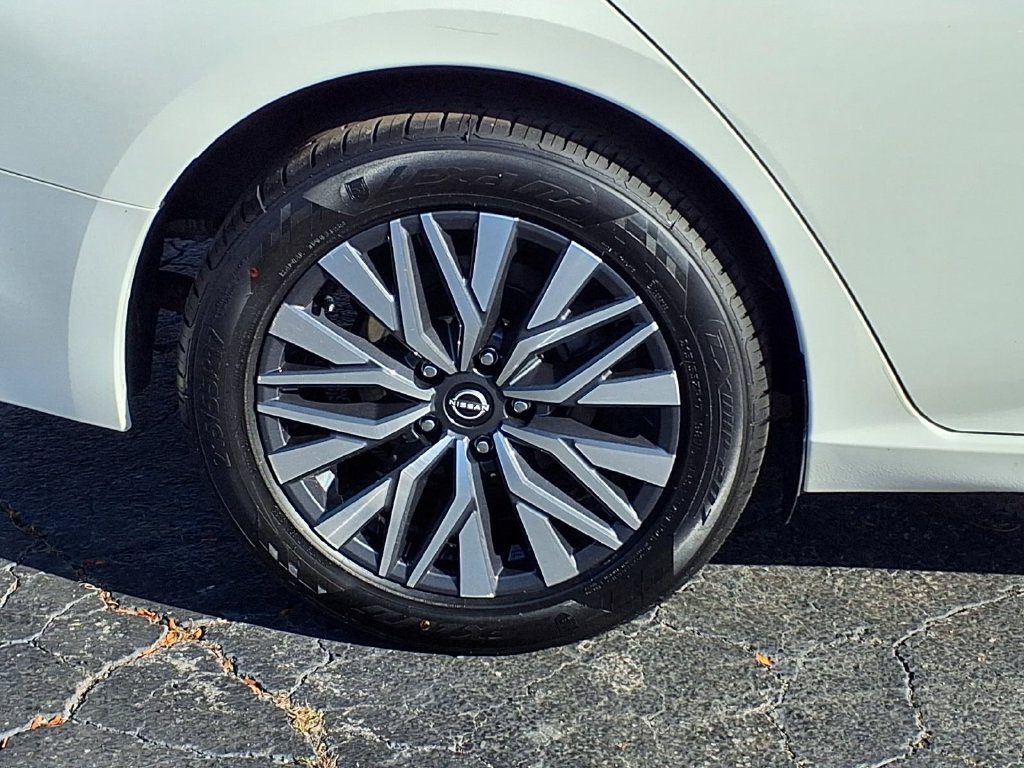 Used 2025 Nissan Altima 2.5 SV FWD image 30