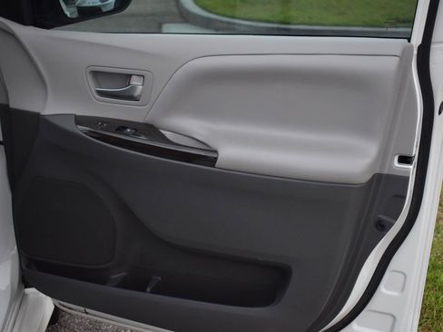 Used 2020 Toyota Sienna XLE image 46