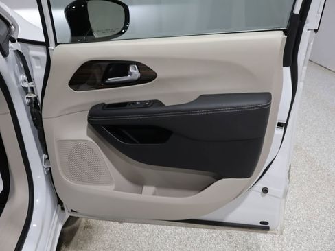 Certified 2024 Chrysler Pacifica Limited AWD/4WD image 24