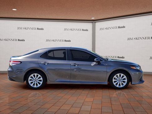Used 2020 Toyota Camry LE image 7