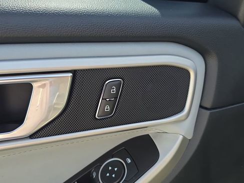 Used 2022 Ford Explorer XLT w/ Equipment Group 202A image 23