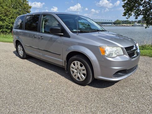 Used 2014 Dodge Grand Caravan American Value Package w/ UConnect Hands-Free Group FWD image 4