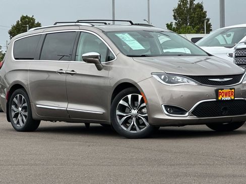 Used 2017 Chrysler Pacifica Limited FWD image 2