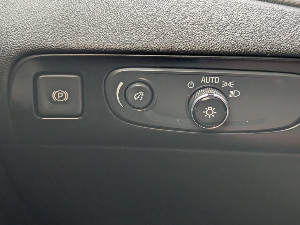 Used 2018 Buick Enclave Essence FWD image 12