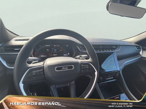 Used 2025 Jeep Grand Cherokee Laredo X w/ Luxury Tech Group I image 18