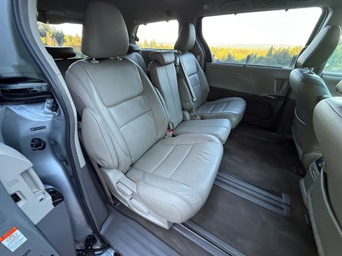 Used 2015 Toyota Sienna XLE Premium image 12