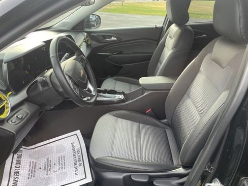 Used 2024 Chevrolet Trax LT w/ LT Convenience Package image 19