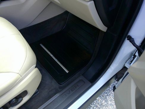 Used 2018 Land Rover Range Rover Evoque SE Premium image 54