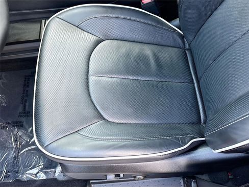 Used 2026 Chrysler Pacifica Limited FWD image 20