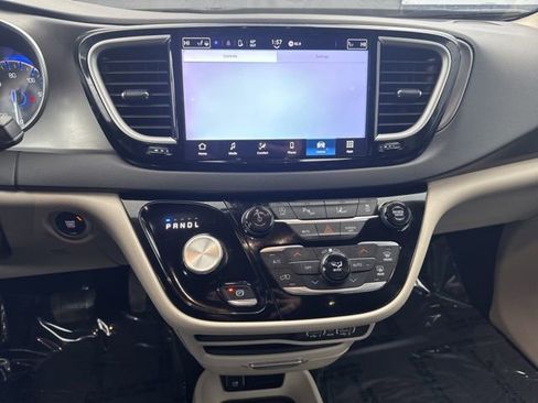 Used 2024 Chrysler Pacifica Touring-L image 21