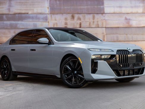 Used 2023 BMW 740i w/ Executive Package image 4