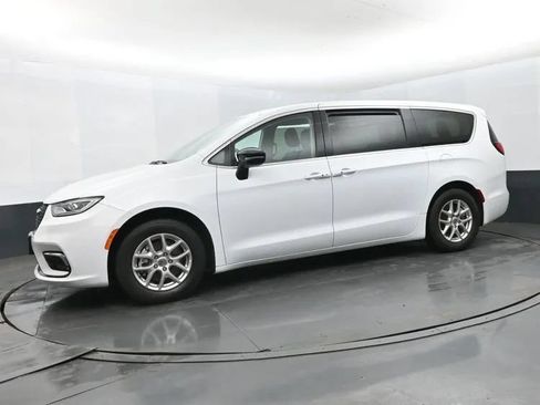 Used 2024 Chrysler Pacifica Touring-L FWD image 5