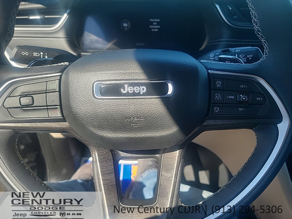Used 2025 Jeep Grand Cherokee Limited w/ Luxury Tech Group II AWD/4WD image 11