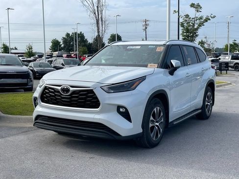 Used 2022 Toyota Highlander XLE AWD/4WD image 3