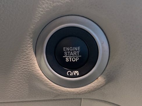 Used 2023 Chrysler Pacifica Limited FWD image 28