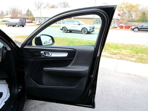 Used 2020 Volvo XC40 T5 Momentum w/ Protection Package Premier image 34