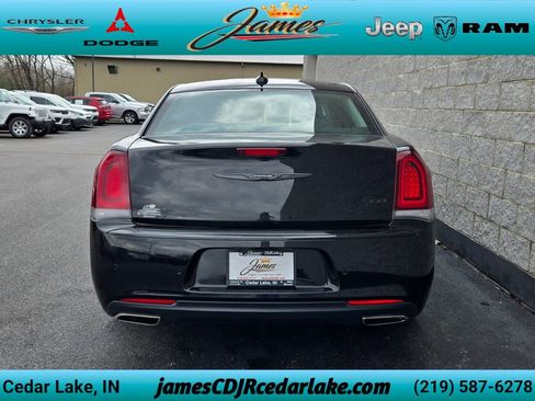 Used 2023 Chrysler 300 Touring L w/ Popular Equipment Group RWD image 4