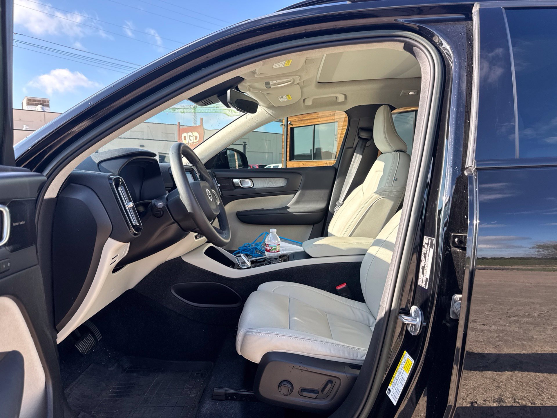 Used 2023 Volvo XC40 B5 Ultimate w/ Protection Package Premier AWD/4WD image 9