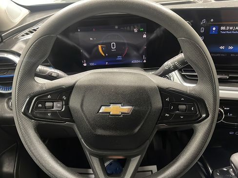Used 2025 Chevrolet Trax LT FWD image 4