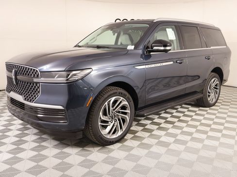 New 2026 Lincoln Navigator Premiere AWD/4WD image 9