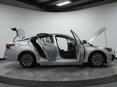 Used 2024 Nissan Altima 2.5 SV image 10