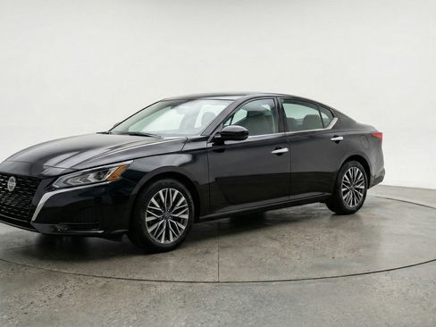 Used 2025 Nissan Altima 2.5 SV image 3