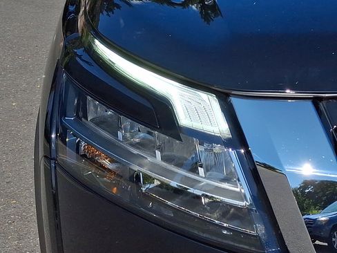 Certified 2024 Nissan Pathfinder SL w/ SL Premium Package AWD/4WD image 9