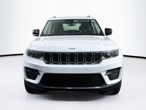 Used 2023 Jeep Grand Cherokee Laredo w/ Luxury Tech Group I AWD/4WD image 2