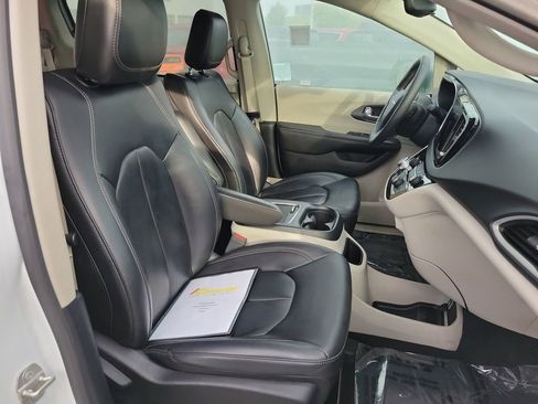 Certified 2024 Chrysler Pacifica Touring-L image 16