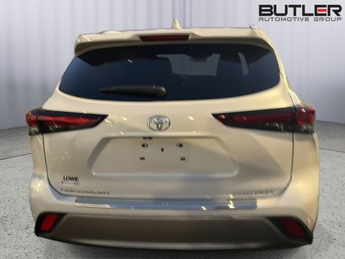 Used 2024 Toyota Highlander Platinum FWD image 9