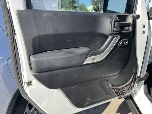 Used 2015 Jeep Wrangler Unlimited Rubicon w/ Connectivity Group AWD/4WD image 13