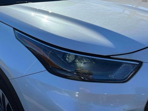 Used 2022 Toyota Highlander XLE AWD/4WD image 10