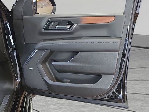 Used 2025 GMC Yukon XL Denali AWD/4WD image 15