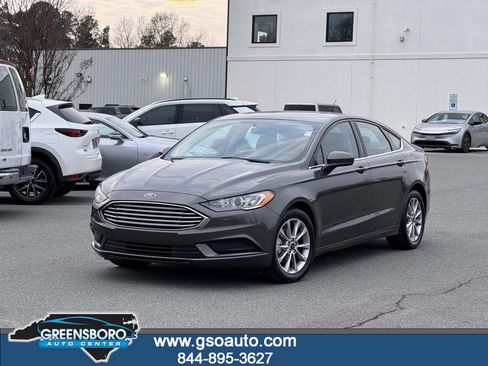 Used 2017 Ford Fusion SE image 1