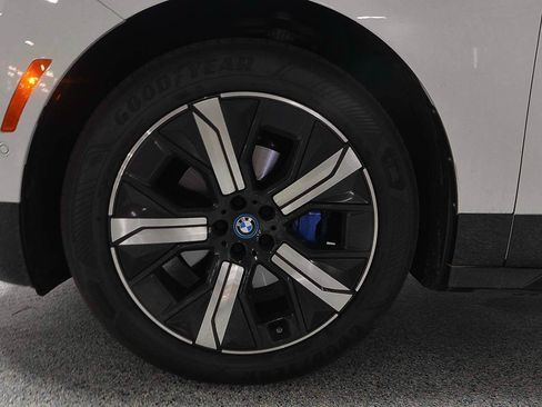 Used 2024 BMW iX xDrive50 w/ Premium Package AWD/4WD image 5