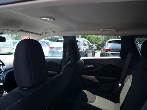 Used 2017 Jeep Cherokee Latitude w/ Cold Weather Group AWD/4WD image 20