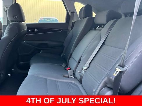 Used 2019 Kia Sorento FWD image 12